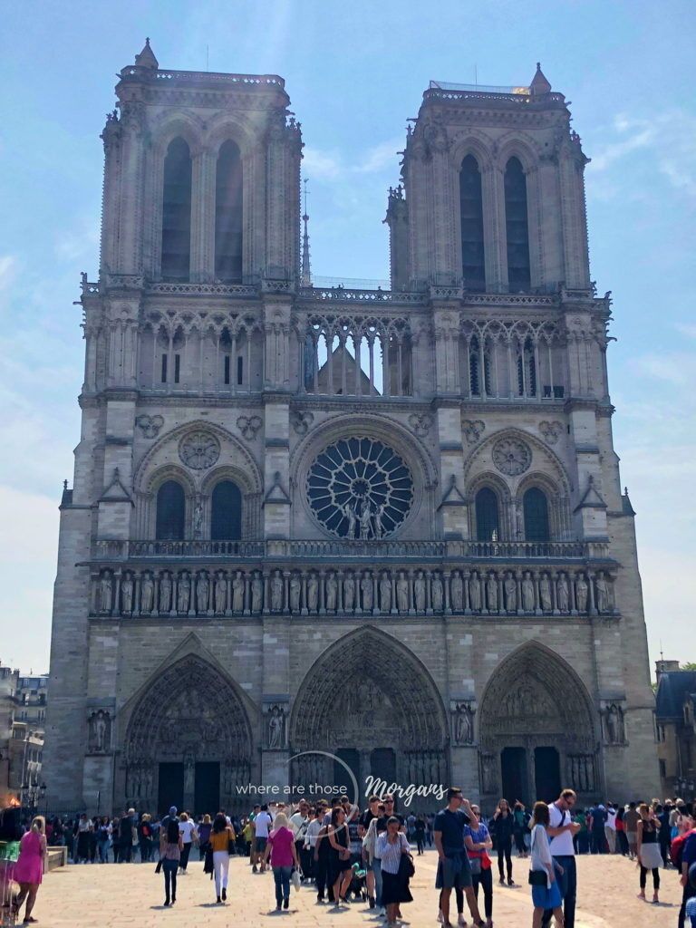 Cathédrale Notre-Dame de Paris with line long outsi