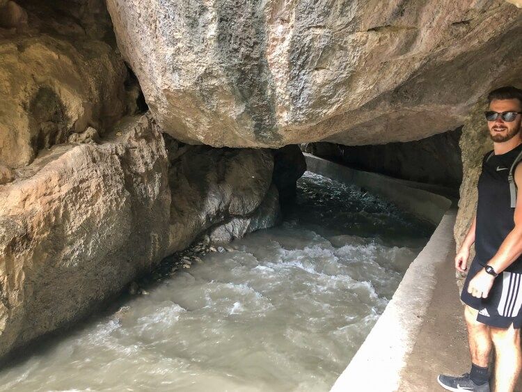 Mark under rocks by Monachil river