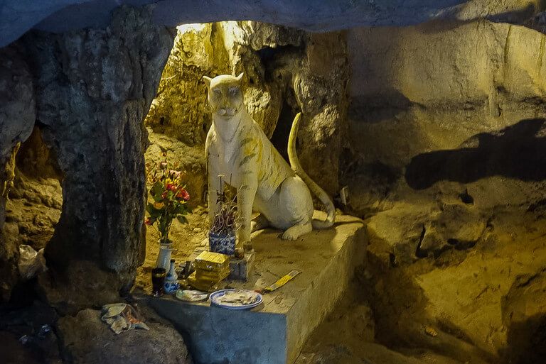 A statue inside tiger cave at Mua Cave viewpoint
