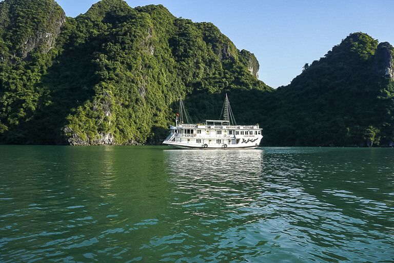 Rosa Cruise ship cheap Halong Bay option close to rocks