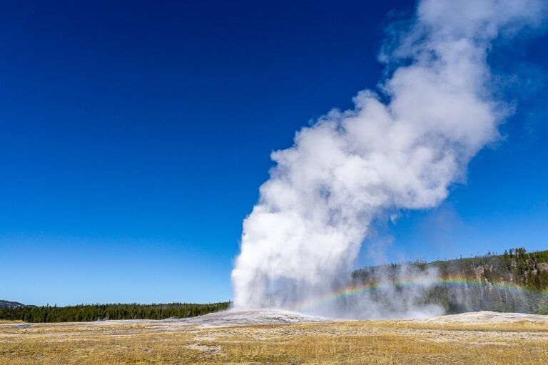 Yellowstone national park 4 days itinerary old faithful erupting and rainbow