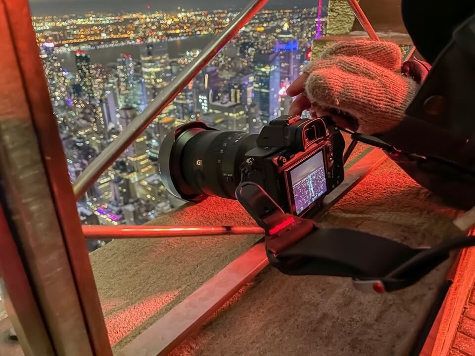 How to take long exposure photography at the empire state building observation deck without a tripod