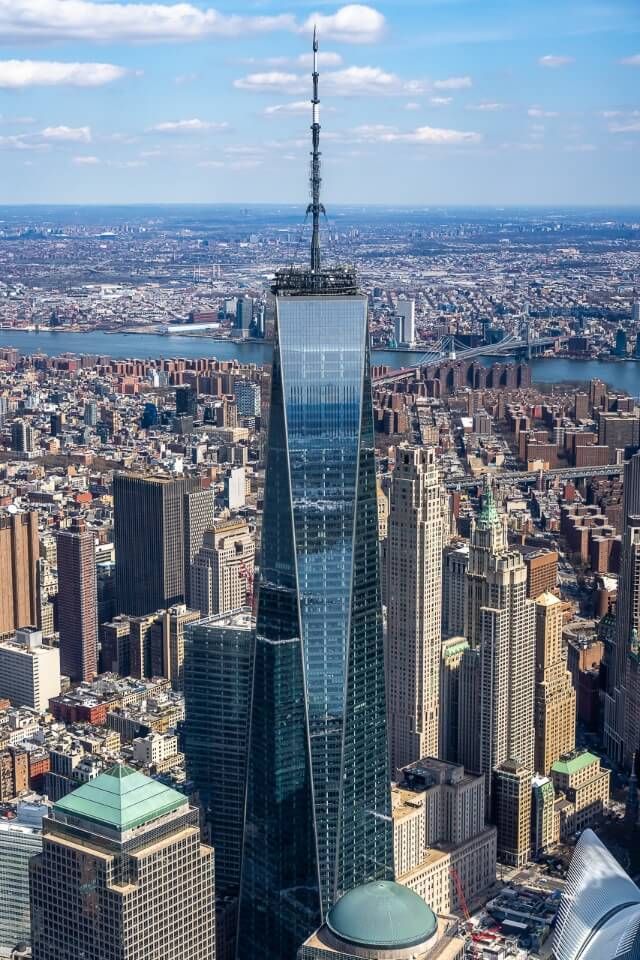 One World Trade Center dominating the lower manhattan skyline from above in a HeliNY tour