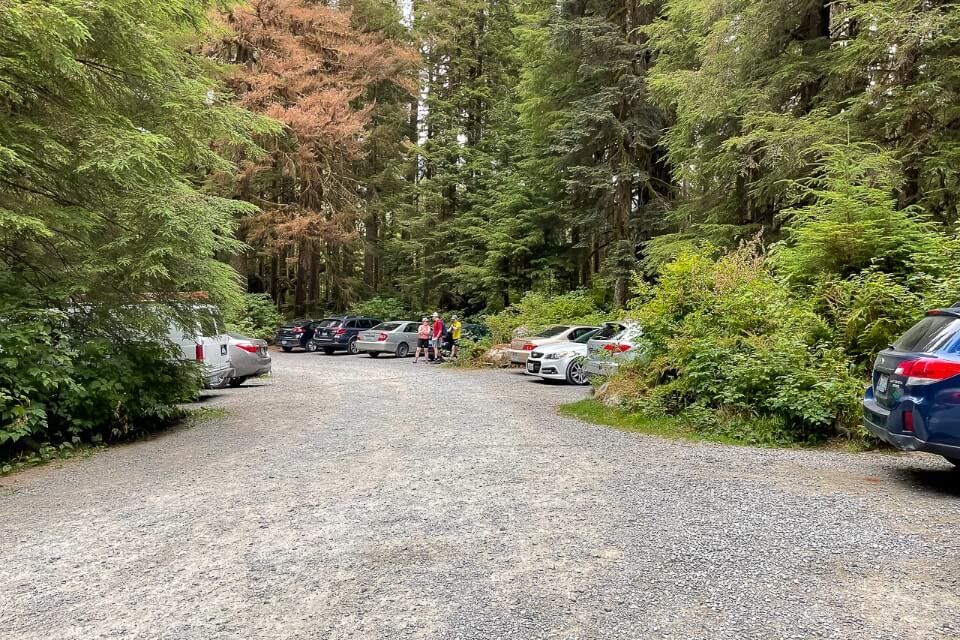 Parking at lake 22 trailhead goes round in a circle but not many spaces