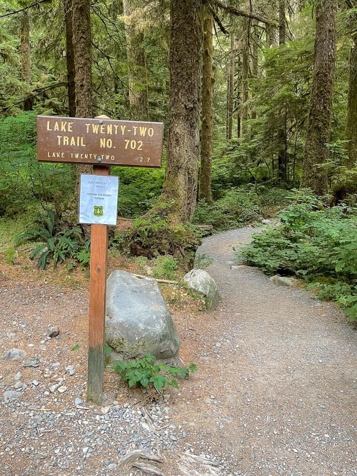 Sign marking the beginning of a hike in washington