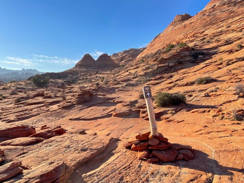 Twin Buttes with a sign marking the direction in coyote buttes north