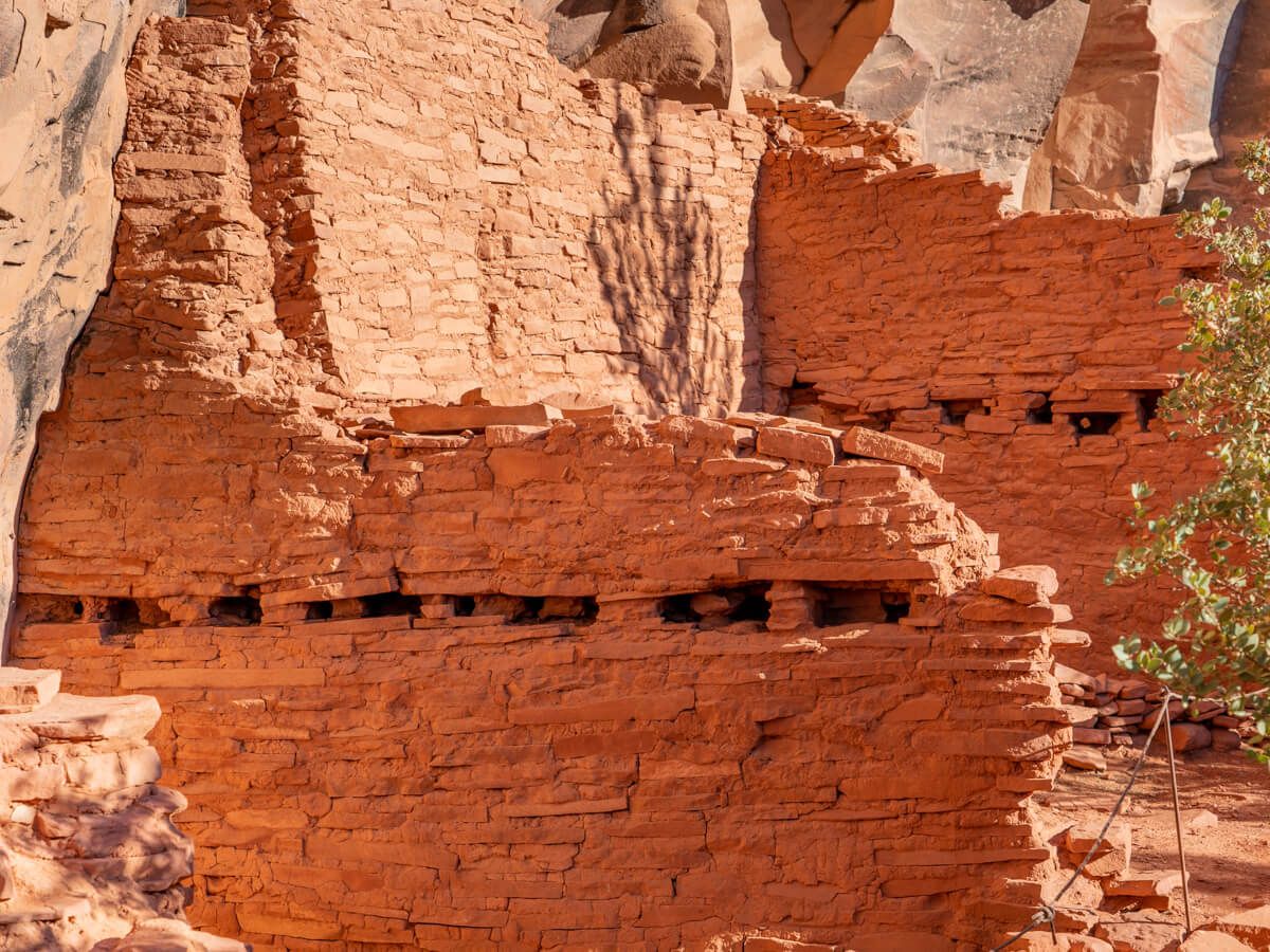 A very large cliff dwelling featured at the Honanki Heritage Site