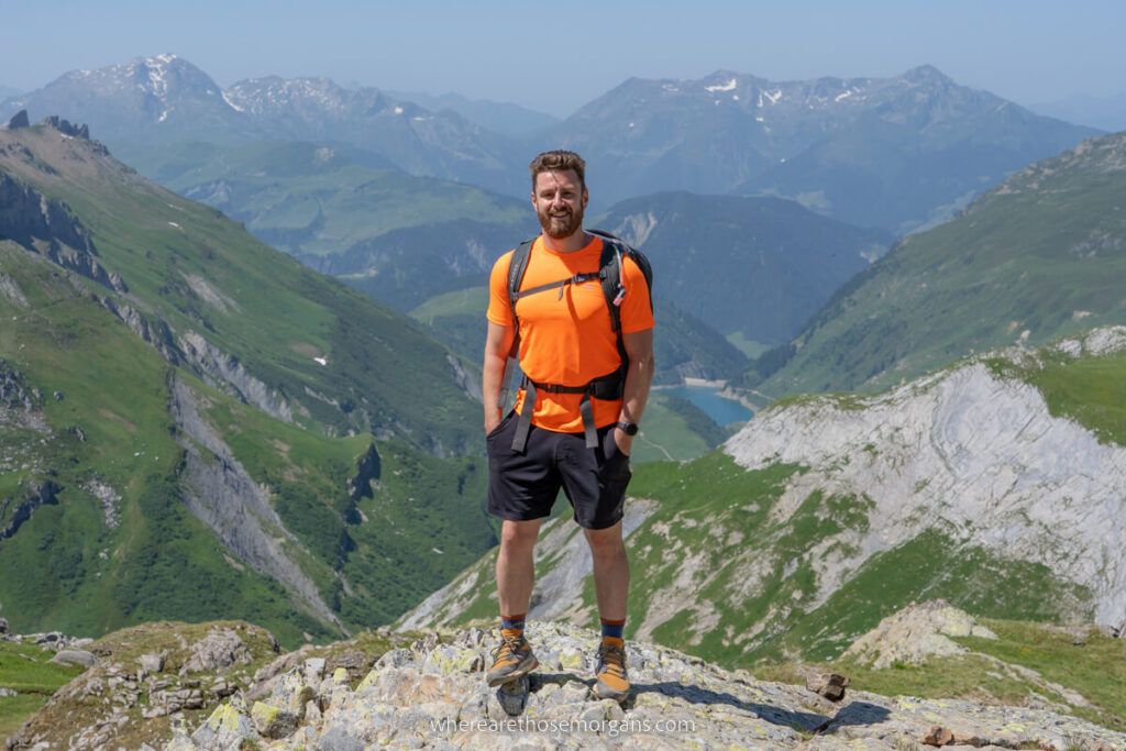 Man hiking with the Osprey Farpoint 40L backpack