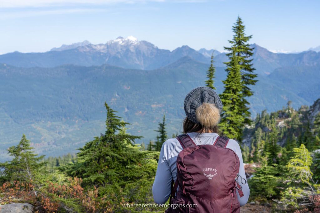 Woman hiking in the United States wearing an osprey hiking backpack