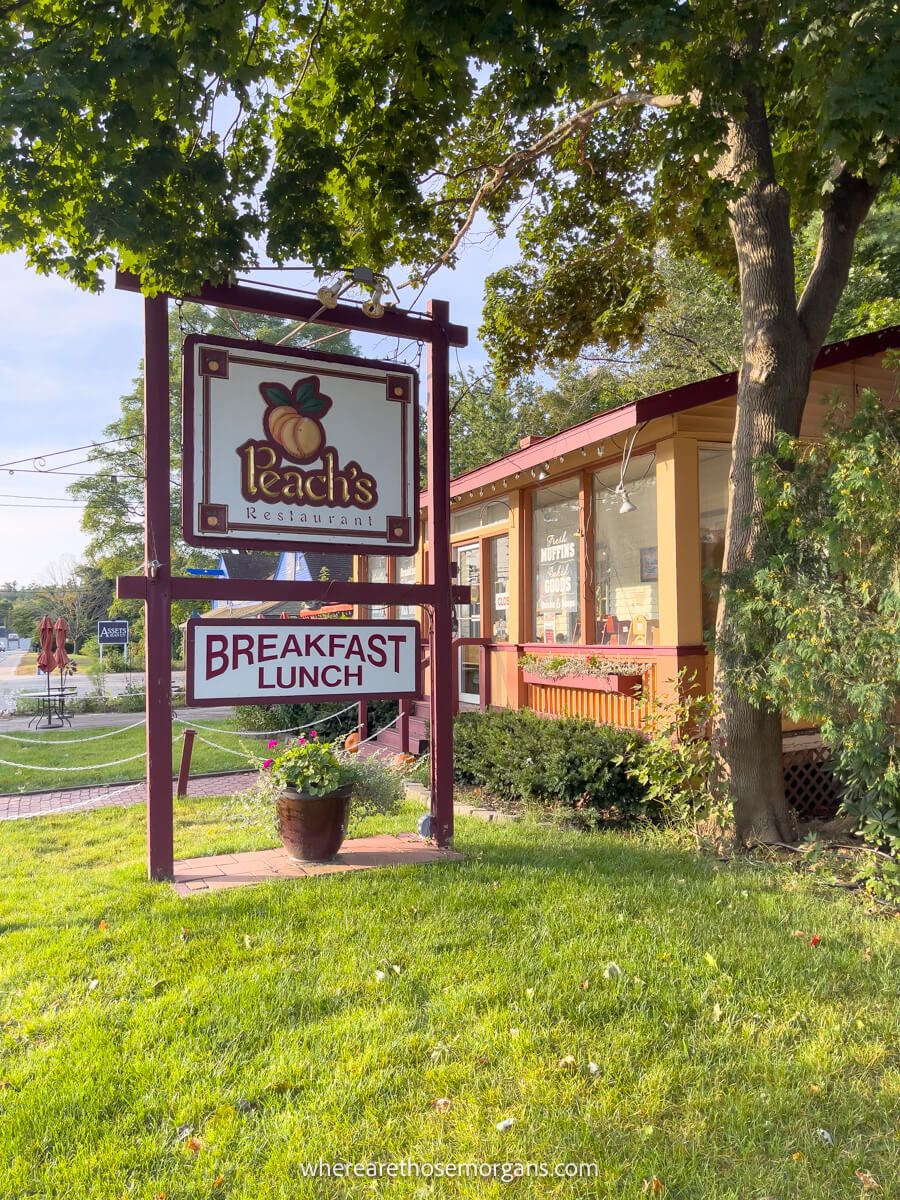 A small building with a sign outside for Peach's Restaurant